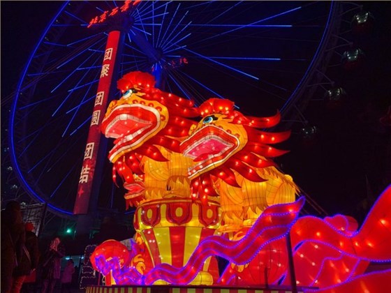 玉壺光轉，一夜魚龍舞