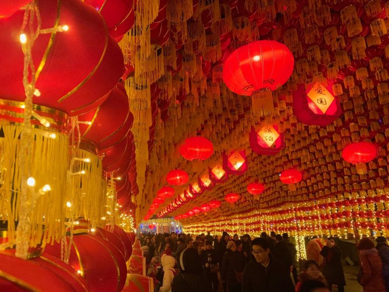 望千門如晝，嬉笑游冶